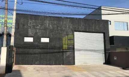 Aluga-se Barracão com 350m² de construção, no bairro Parque Indrustrial, escritório, 4 vagas na frente do imóvel e reformado.