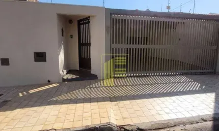 Casa para locação no Nato Vetorasso com 02 quartos, 02 banheiros e 04 vagas de garagem.