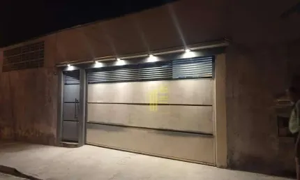 Casa no fraternidade para locação com suíte, 02 vagas e varanda com pia.