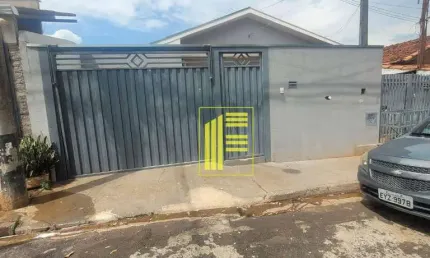 Casa para locação no Cristo Rei com 02 dormitórios e 02 vagas de garagem.