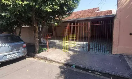 Casa com varanda e churrasqueira para locação no jardim das oliveiras com 02 dormitórios e 03 vagas de garagem.