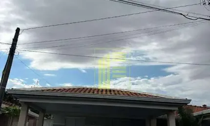 Casa para locação no jardim de athenas, próximo do belvedere, possui 03 dormitórios, área gourmet com churrasqueira e banheiro e 02 vagas de garagem.