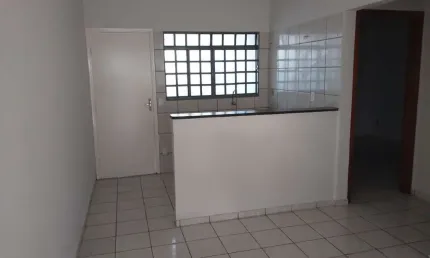 Casa para locação com 02 dormitórios no vila ipiranga.