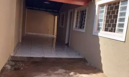 Casa para locação na vila elmaz com 02 quartos e varanda.