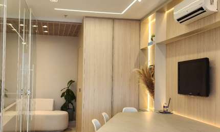 SALA PREMIUM TOTALMENTE MOBILIADA E DECORADA PARA LOCAÇÃO NA GLEBA – OPORTUNIDADE ÚNICA!