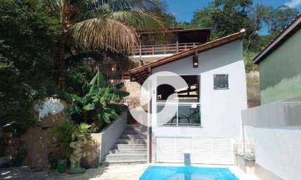 : Excelente casa, localizada em rua sem saída em um bairro bucólico, rodeado de natureza e tranquilidade, com uma vista deslumbrante.