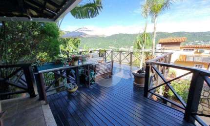 Linda casa com 5 quartos com 3 suítes com vista mar