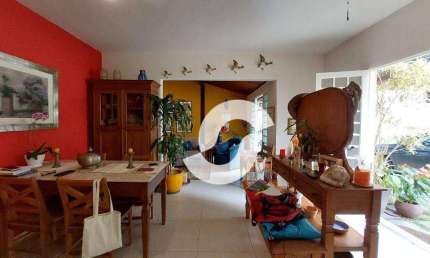 Linda casa com 4 quartos (2 suítes), 2 vagas em condomínio fechado em Pendotiba. R$ 546.000