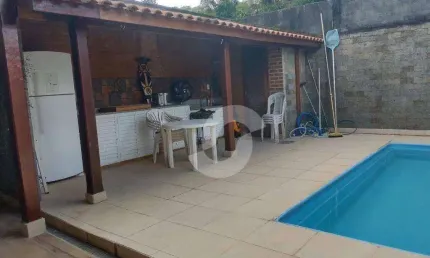 CASA COM PISCINA E CHURRASQUEIRA - 2 QUARTOS E 2 BANHEIROS - ARMÁRIOS PLANEJADOS COZINHA E BANHEIRO