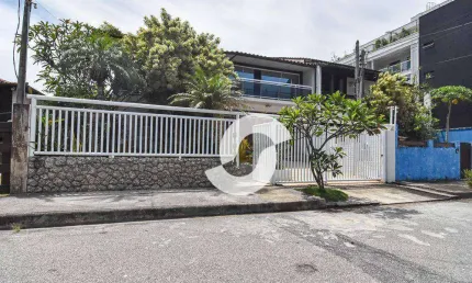 Casa com 4 dormitórios, piscina a 80m da praia à venda, terreno 360 m² por R$ 1.800.000 - Piratininga - Niterói/RJ