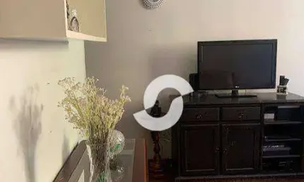 Bom apartamento com sala, 2 quartos, banheiro social, cozinha e área de serviço. uma vaga de garagem.