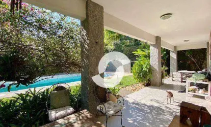 Casa em terreno plano em condomínio de alto padrão.
