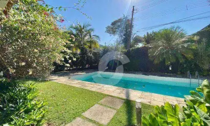 Casa em terreno plano em condomínio de alto padrão.