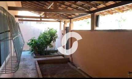 Itaboraí Boa casa linear, com sala, 3 quartos, sendo 1 suíte, 1 banheiro social, copa cozinha, uma boa varanda na frente, vaga de garagem