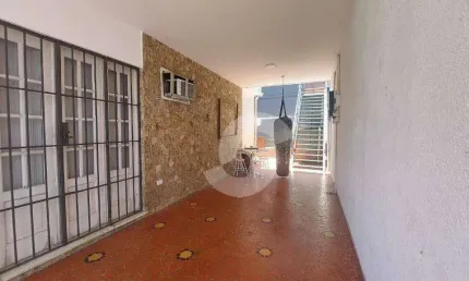 Excelente casa duplex localizada em uma rua residencial e tranquila de icaraí. essa residência solar possui 5 amplos quartos, 2 salas grandes, cozinha