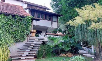 Lindíssima casa com 4 dormitórios à venda, 220 m² por R$ 1.500.000