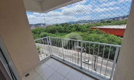 Condomínio com piscina, academia, churrasqueira, salão de festas, portaria 24h e segurança, campo de futebol sintético, quadra poliesportiva