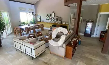 Excelente casa em Pendotiba, possui 237 metros quadrados com 3 suites