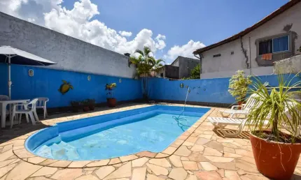 Casa linear com piscina, próximo às melhores praias da RO