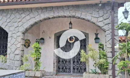 Casa de 4 Quartos com Suíte, Área de Lazer e Piscina