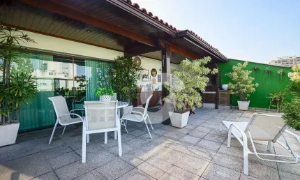 COBERTURA DUPLEX na praia de Icaraí com 5 quartos e 5 vagas de garagem. Sauna privativa com Piscina e churrasqueira. Acesso direto ao 2º pavimento