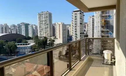 Lindíssimo apartamento de 3q, e vagas, sol da manhã, vista livre, área de lazer e varanda.