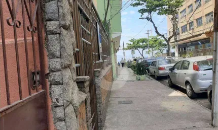 Casa com 3 dormitórios à 70m da praia - Ingá - Niterói/RJ