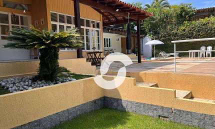 Linda Casa! Ensolarada, aconchegante, em ótimo condomínio,  com toda a privacidade que você e sua família  procuram. Muito verde,  lazer completo!