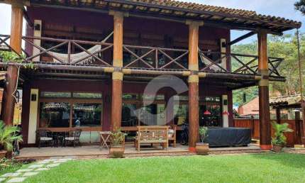 Casa com padrão boutique em Itacoatiara - 4 qtos a 400m da Praia de Itacoatiara