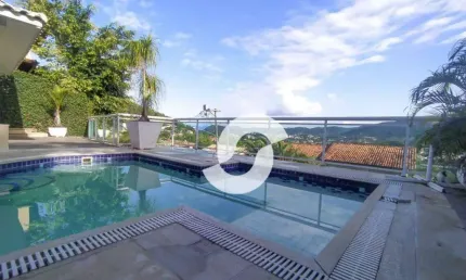 Casa com 3 suítes com closet, 2 piscinas no melhor condomínio da região.