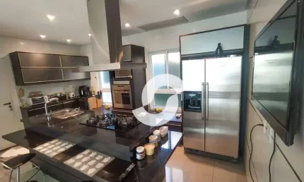 Casa com 3 suítes com closet, 2 piscinas no melhor condomínio da região.