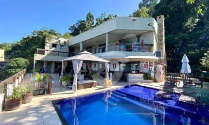 Casa com vista para o mar e cartões postais do Rio.