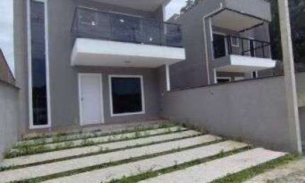 Financiamento com entrada parcelada: Sobrado novo perto da praia Grajaú