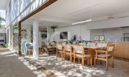 Casa a venda totalmente reformada, com 427m², 3 suítes na Av. Irai, Planalto Paulista.