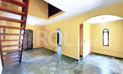Casa de Condomínio- 3 Quartos e 3 banheiros 6 vagas- à Venda