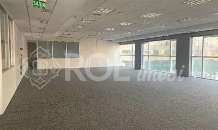 Sala comercial para locação na Vila Olímpia, São Paulo-SP: 4 salas, 4 banheiros, 6 vagas e 373,80m²!