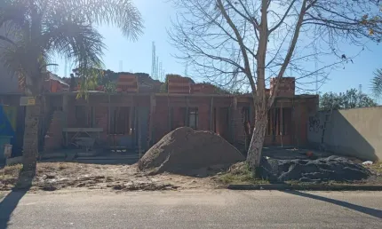 Excelentes sobrados em fase de construção  no bairro do cic, ótima localização.