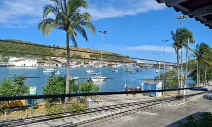 Casa em Condomínio à Venda no Portinho. Frente para o Canal