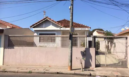 Casa com 3 quartos à venda na Rua Guarani, Vila Antártica, Bauru, 163 m2 por R$ 450.000