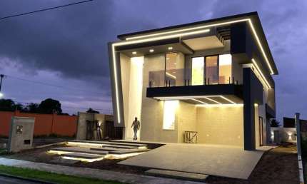 LUXUOSA CASA, 4 QUARTOS, 4 SUÍTES, SENDO UMA MASTER, PÉ DIREITO DUPLO, PISCINA