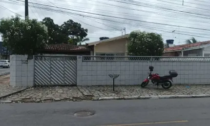 Ótima Casa com Ponto Comercial à Venda no Ernesto Geisel!  ?? Localização privilegiada, na principal do bairro Ernesto Geisel, em rua asfaltada e pró