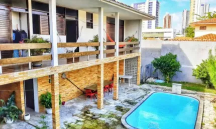 Casa de primeiro andar com 05 suítes e 05 vagas de garagem.