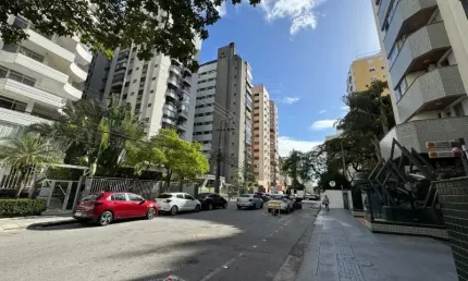 Apto com 2 dormitórios, 1 garagem livre coberta, centro.