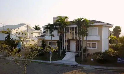 Casa em Alto Padrão, 5 dormitórios, sendo 4 Suítes, 6 garagens- Jurerê Internacional