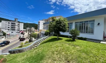 Casa de 4 dormitórios, em terreno amplo 1.069m no Saco dos Limoes