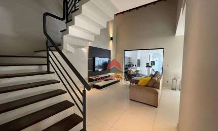 Casa em condomínio fechado, 3 quartos, varanda gourmet , sauna e piscina.