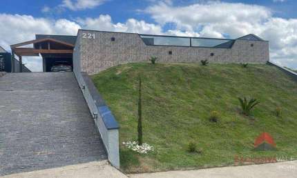 Linda casa em condomínio fechado, 283 m² de área construída, 4 quartos sendo 3 suítes.