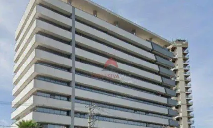 Sala com ar condicionado, piso porcelanato, banheiro privativo, 1 vaga de garagem e sacada com área técnica. Em edfício com 3 elevadores, portaria 24