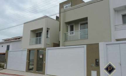 Casa Geminada de Alto Padrão à Venda na Praia dos Amores