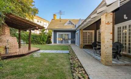 Casa em condomínio com Jardim e Deck com churrasqueira. More a 5 min do Parque B